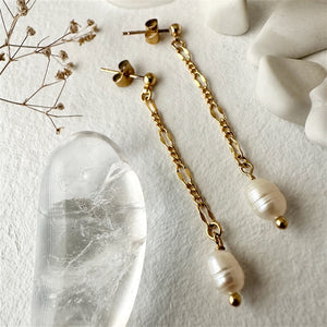 Desdemona Flat Link Patterned Chain and Freshwater Pearl Earrings in Gold and Silver