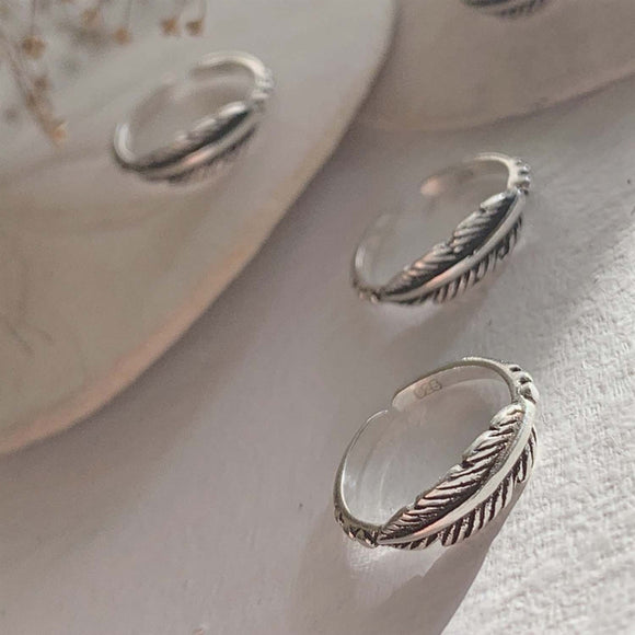 Maligne Feather Toe Ring in Sterling Silver