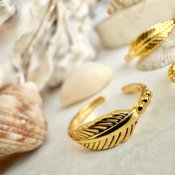 Maligne Feather Toe Ring in Gold